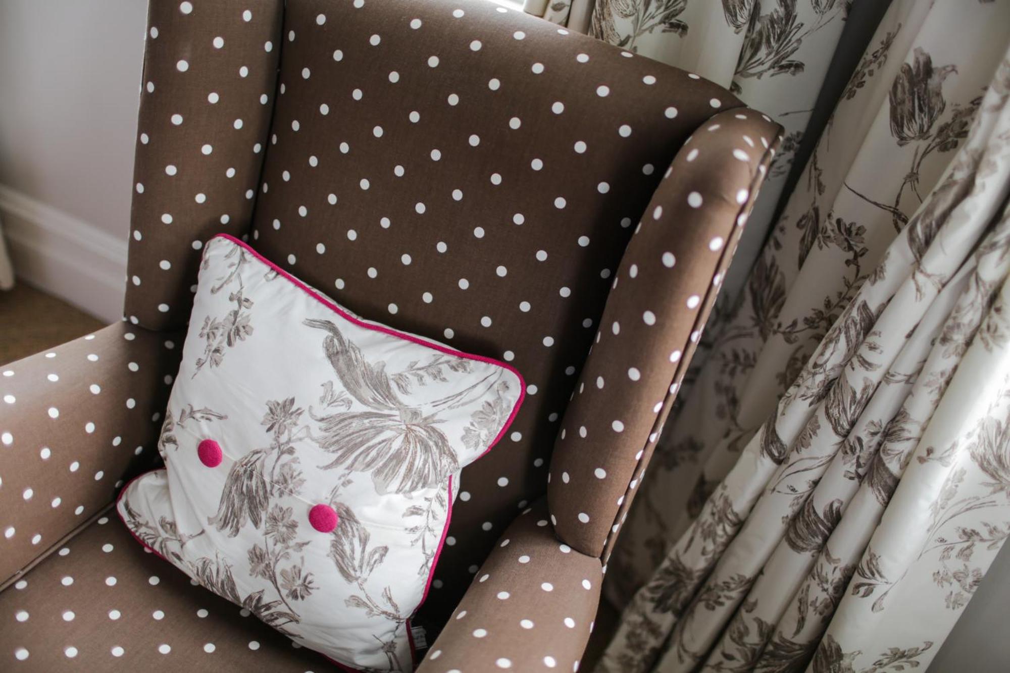 Grays Boutique B&B Bath Zimmer foto A chair upholstered in a polka dot fabric