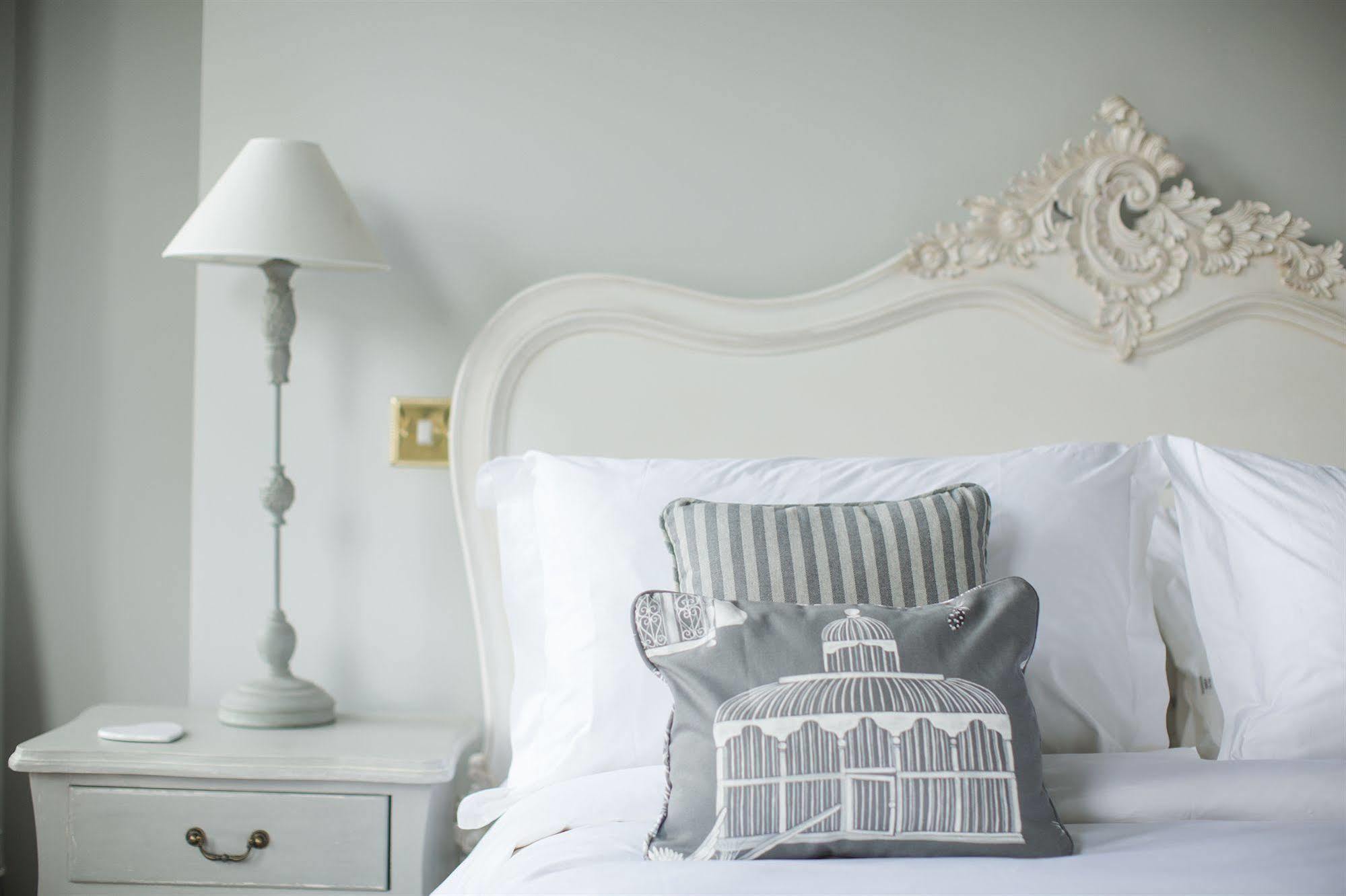 Grays Boutique B&B Bath Exterior foto A bedroom at The Swan